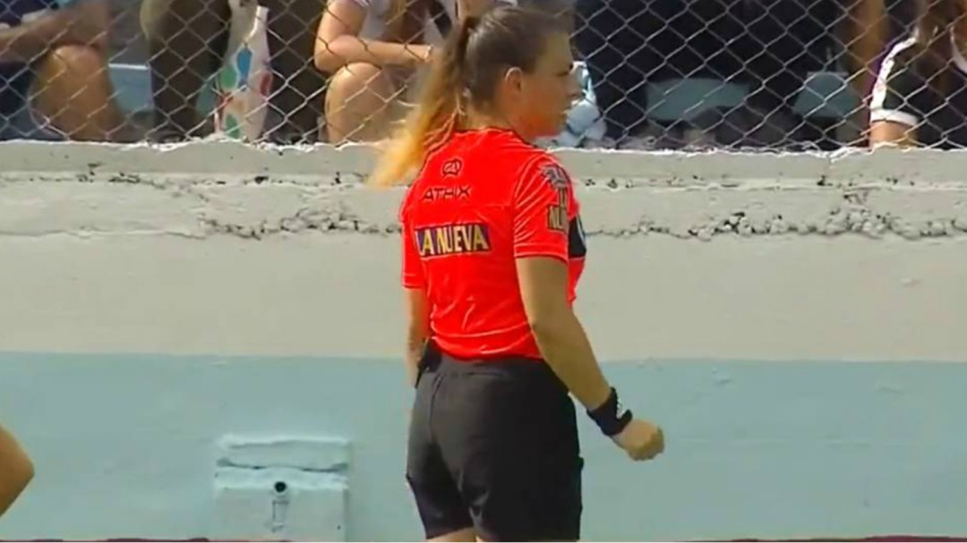 Una árbitra para el partido y expulsa a un hincha que insultaba a las jugadoras