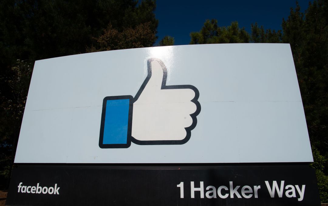 Cartel en la entrada de la sede de Facebook Cartel en la entrada de la sede de Facebook
