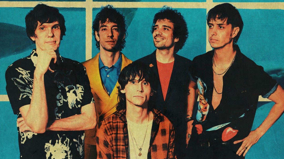 Así suena 'At the door', el regreso (sin guitarras) de The Strokes tras cuatro años de silencio discográfico