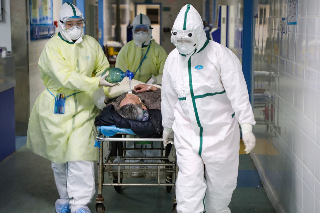 Médicos trasladan a un paciente en el hospital de Caidian en Wuhan. Médicos trasladan a un paciente en el hospital de Caidian en Wuhan.