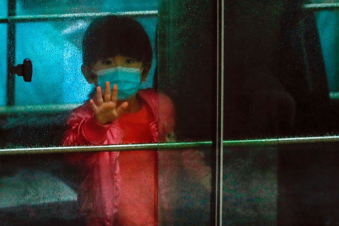 Una niña en la ciudad de Hong Kong Una niña en la ciudad de Hong Kong
