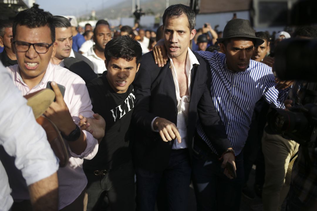 El líder de la oposición venezolana y autoproclamado presidente interino Juan Guaido es escoltado a su automóvil después de llegar al Aeropuerto Internacional Simón Bolívar en Maiquetía El líder de la oposición venezolana y autoproclamado presidente interino Juan Guaido es escoltado a su automóvil después de llegar al Aeropuerto Internacional Simón Bolívar en Maiquetía