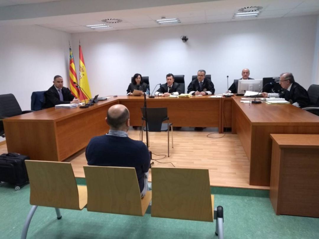 Gabriel Echávarri, esta mañana en el banquillo de los acusados por el 'caso despido'
Gabriel Echávarri, esta mañana en el banquillo de los acusados por el 'caso despido'