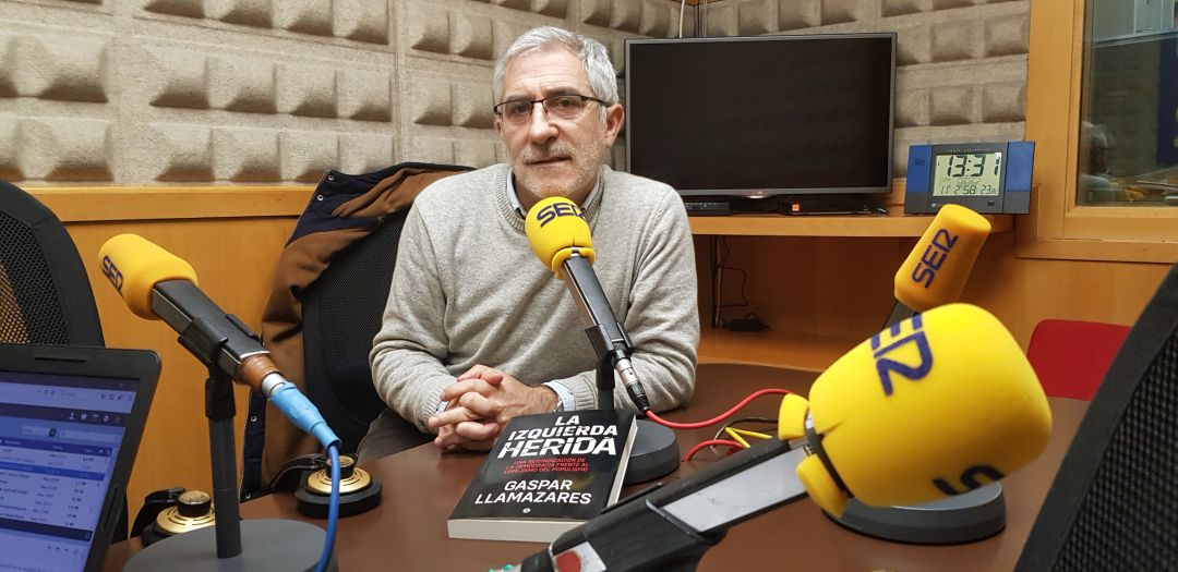 Gaspar Llamazares en los estudios de Radio Asturias Gaspar Llamazares en los estudios de Radio Asturias