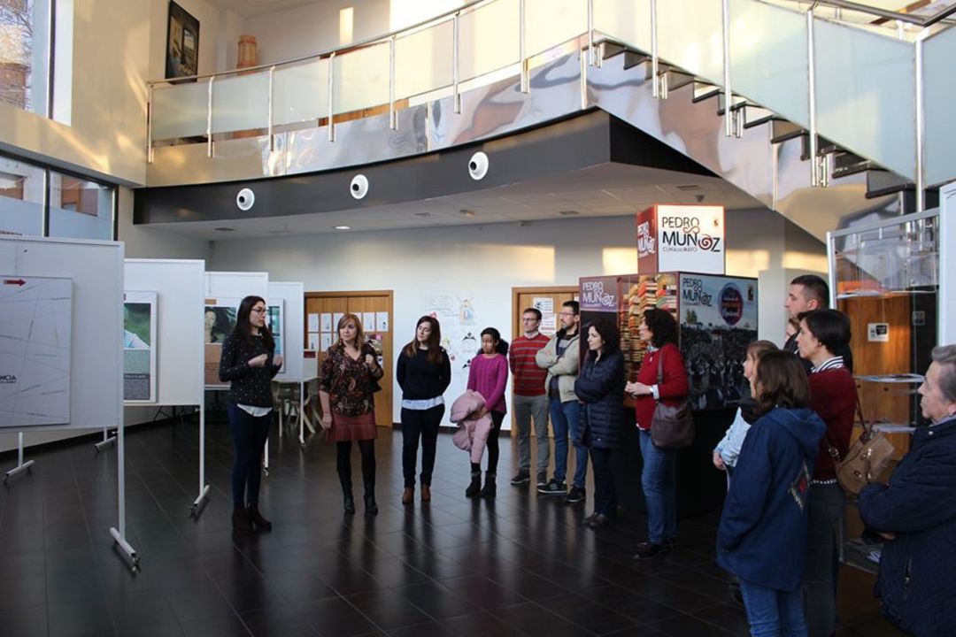 Personal del Centro de la Mujer explicando la exposición sobre las mujeres y la ciencia Personal del Centro de la Mujer explicando la exposición sobre las mujeres y la ciencia