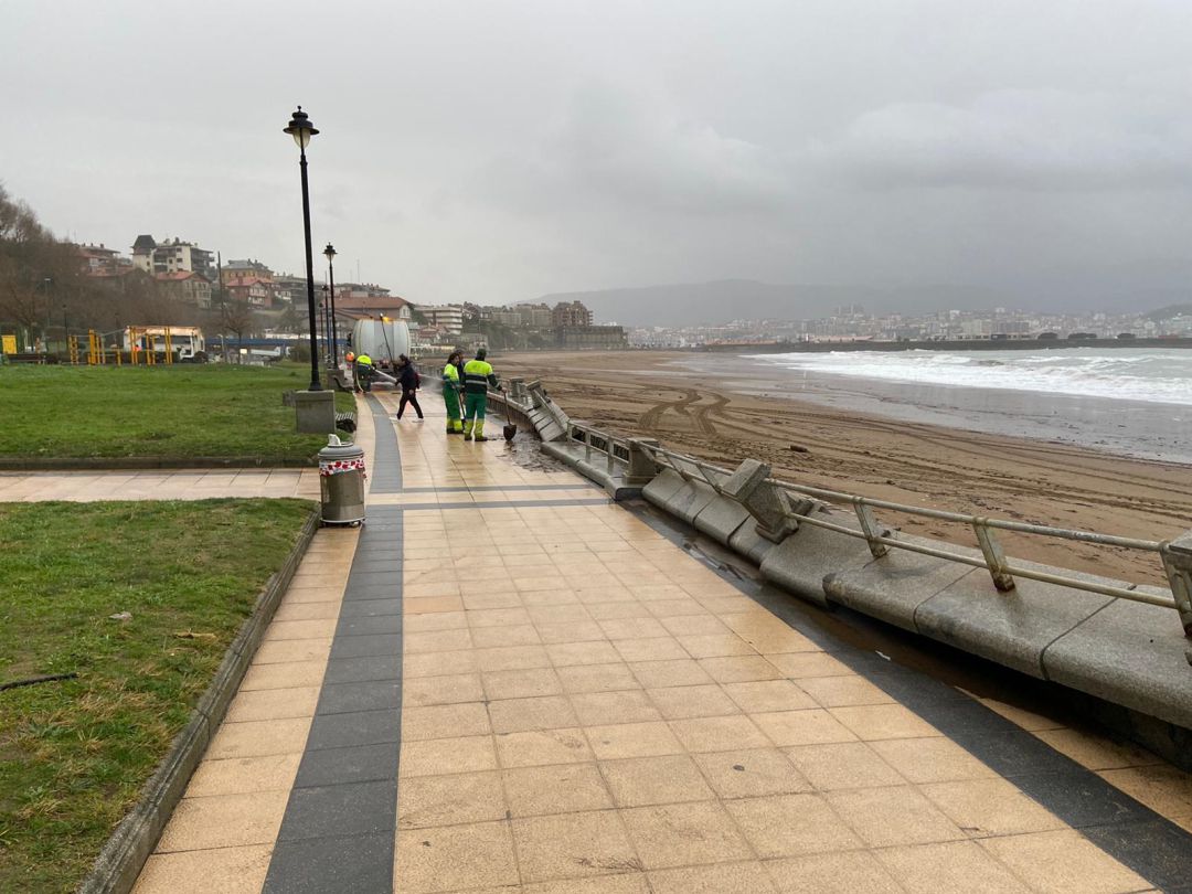 Los daños han afectado al paseo junto a la playa ed Ereaga de Getxo Los daños han afectado al paseo junto a la playa ed Ereaga de Getxo