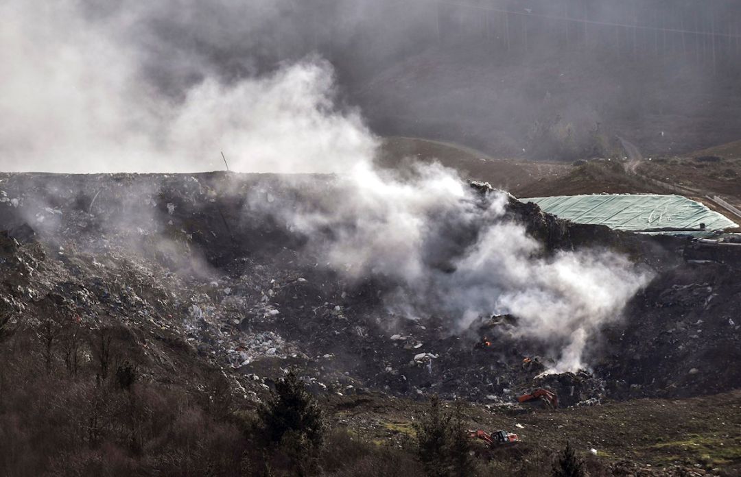 Vista de los trabajos este domingo de rescate de los dos trabajadores sepultados en el desplome de un vertedero de miles de toneladas de residuos industriales en Zaldibar (Bizkaia) el pasado jueves Vista de los trabajos este domingo de rescate de los dos trabajadores sepultados en el desplome de un vertedero de miles de toneladas de residuos industriales en Zaldibar (Bizkaia) el pasado jueves