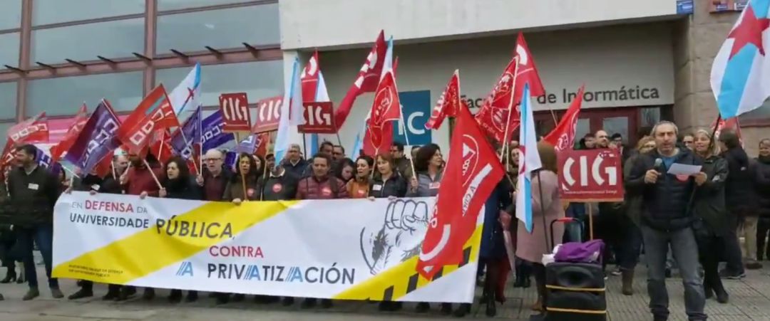 Concentración ante la Facultad de Informática Concentración ante la Facultad de Informática