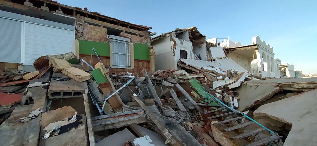Terrazas totalmente destrozadas en las viviendas de Les Deveses. Terrazas totalmente destrozadas en las viviendas de Les Deveses.