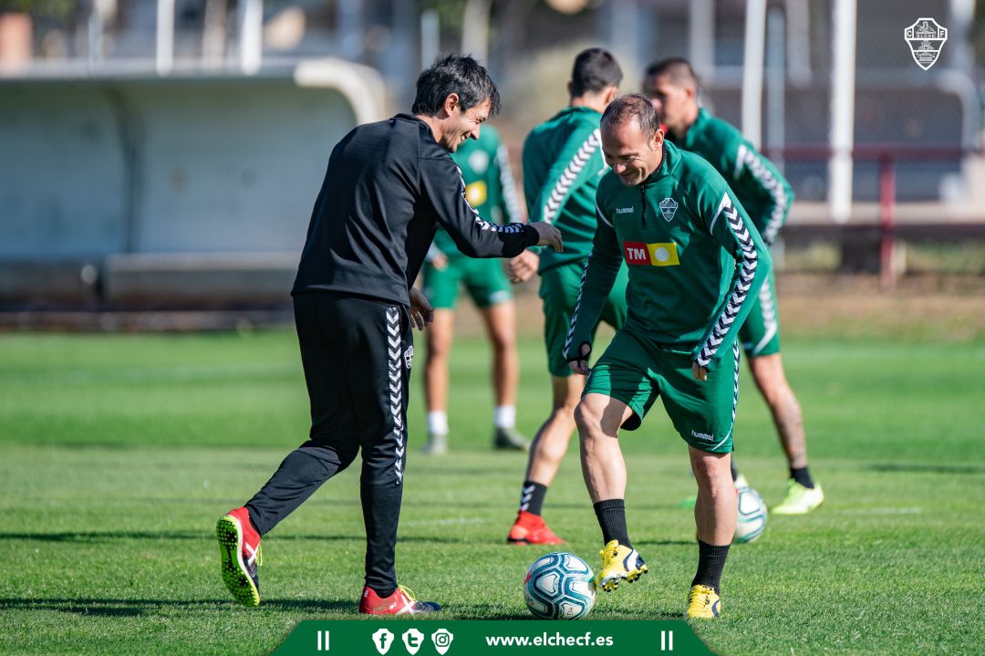 Nino, a la derecha, junto al técnico del Elche Pacheta en un entrenamiento Nino, a la derecha, junto al técnico del Elche Pacheta en un entrenamiento