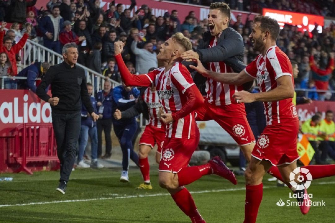 Samu Saiz, Gumbau i Stuani, amb Martí de fons, celebren el gol de la victòria contra el Huesca. Samu Saiz, Gumbau i Stuani, amb Martí de fons, celebren el gol de la victòria contra el Huesca.