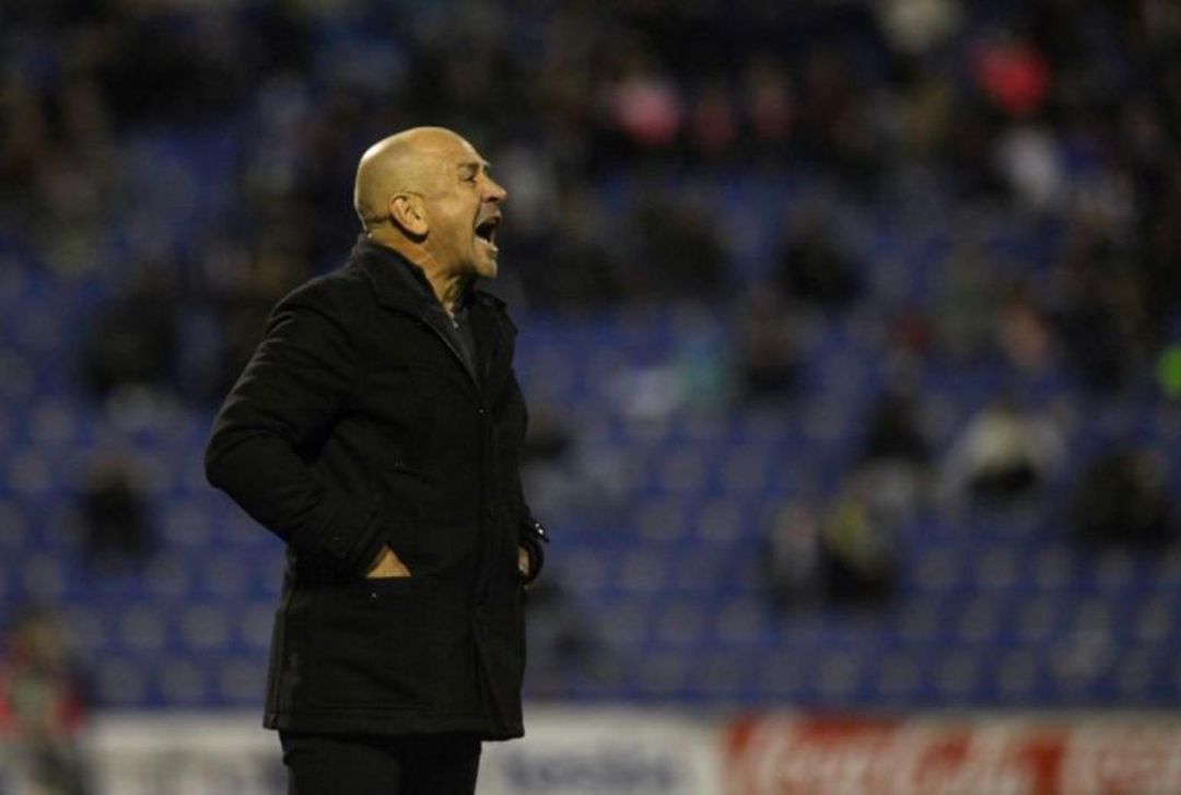 El técnico, Claudio Barragán, durante un partido con el Hércules de Alicante. El técnico, Claudio Barragán, durante un partido con el Hércules de Alicante.