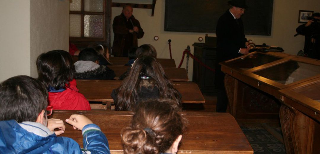 Representación del paso de Antonio Machado por Baeza en el aula del instituto, una de las actividades de la Semana Machadiana. Representación del paso de Antonio Machado por Baeza en el aula del instituto, una de las actividades de la Semana Machadiana.