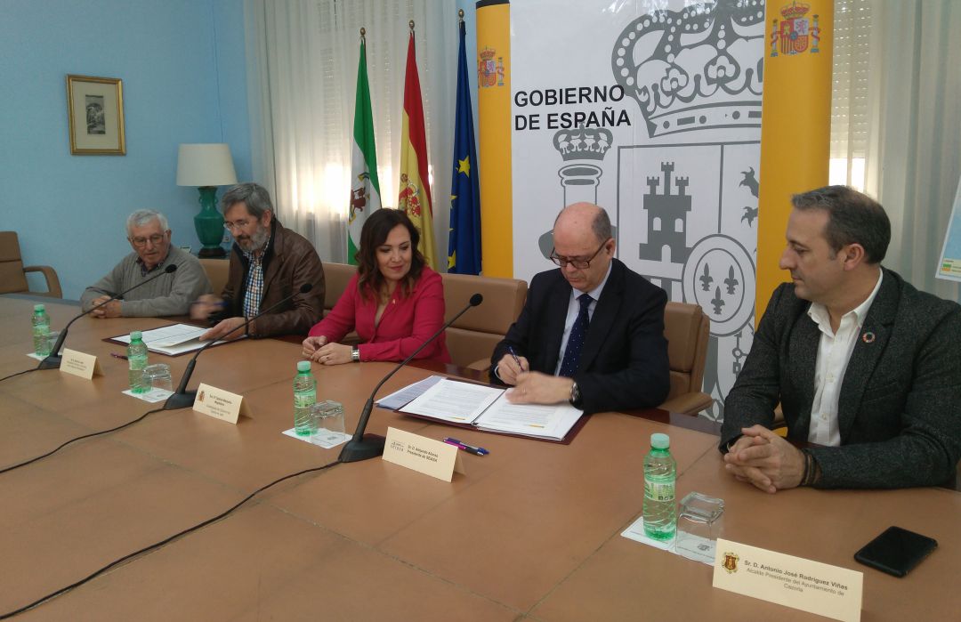 Momento de la firma del convenio Momento de la firma del convenio