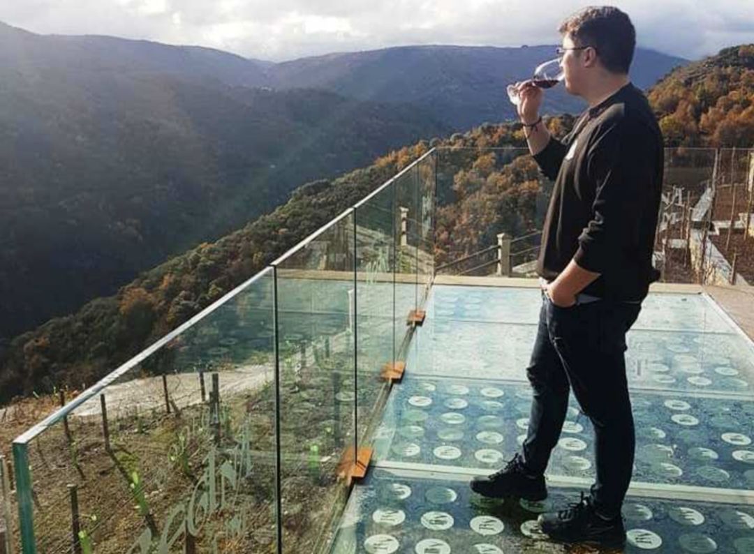 Juan Carlos Carrasco Junior, catando una copa de vino Juan Carlos Carrasco Junior, catando una copa de vino