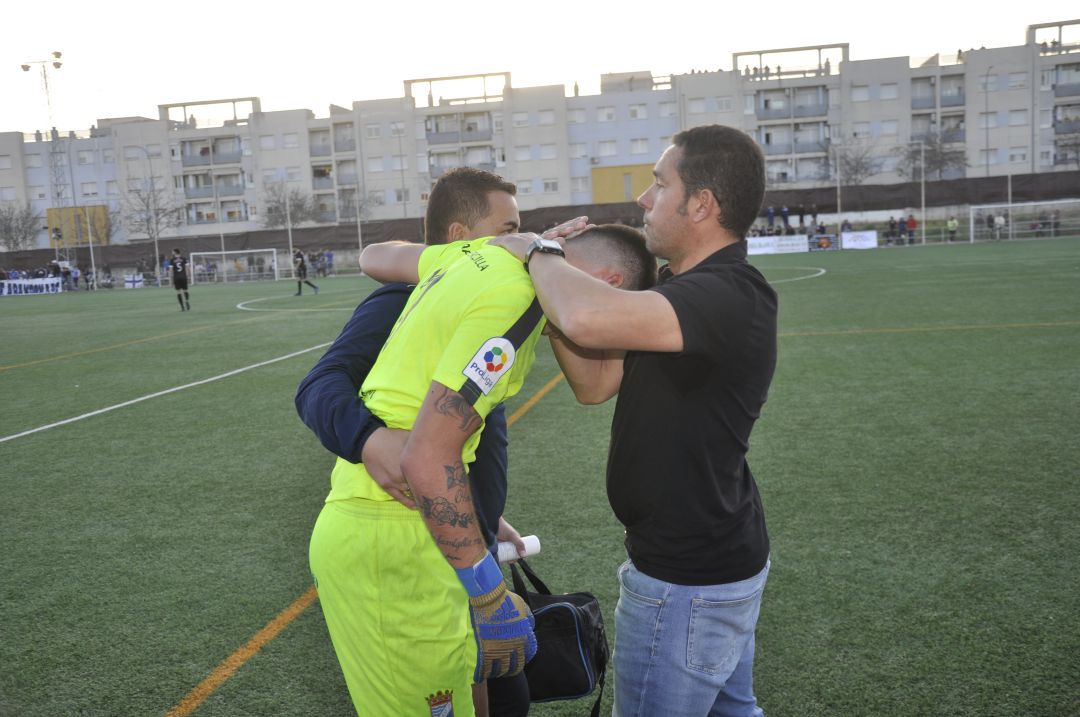 Juanma Cámara consolado por Juan Carlos Gómez al ser retirado por lesión Juanma Cámara consolado por Juan Carlos Gómez al ser retirado por lesión