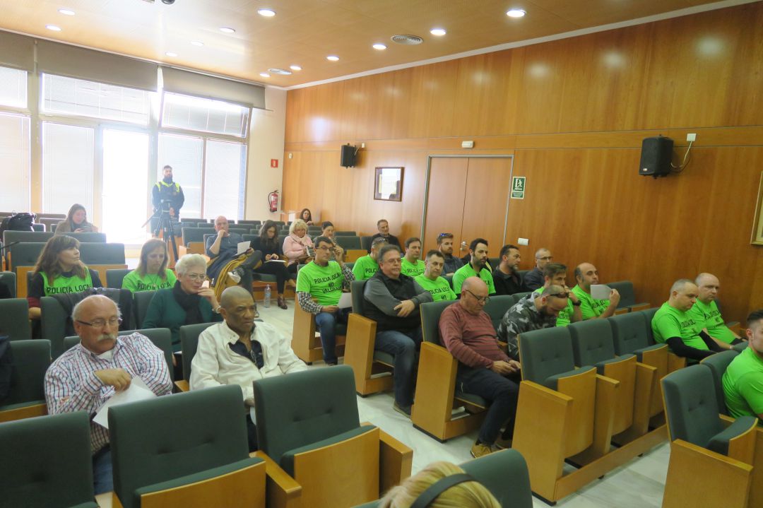 Protesta de la policía local en el pleno del ayuntamiento de Calp. Protesta de la policía local en el pleno del ayuntamiento de Calp.