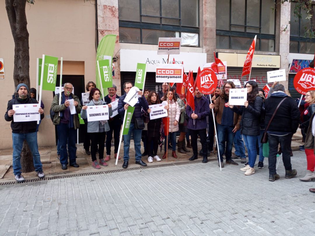 Protesta sindical frente a las puertas del Parlament. Protesta sindical frente a las puertas del Parlament.