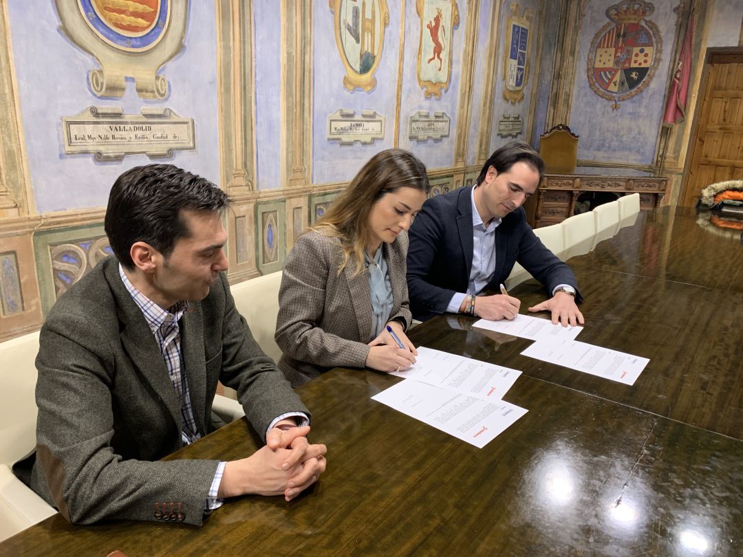 Firma del acuerdo entre PP y C´s para sacar adelante los presupuestos municipales Firma del acuerdo entre PP y C´s para sacar adelante los presupuestos municipales