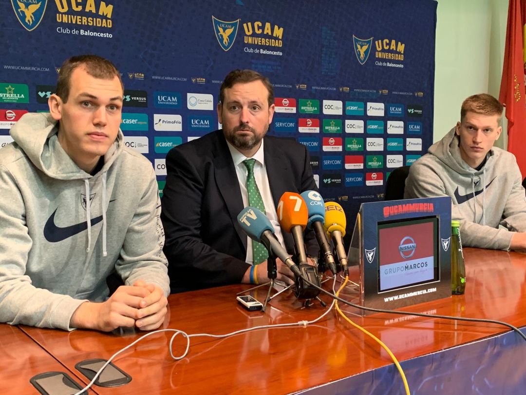 Radicevic, Alejandro Gómez y Malmanis en la presentación del serbio y el letón como jugadores del UCAM Radicevic, Alejandro Gómez y Malmanis en la presentación del serbio y el letón como jugadores del UCAM