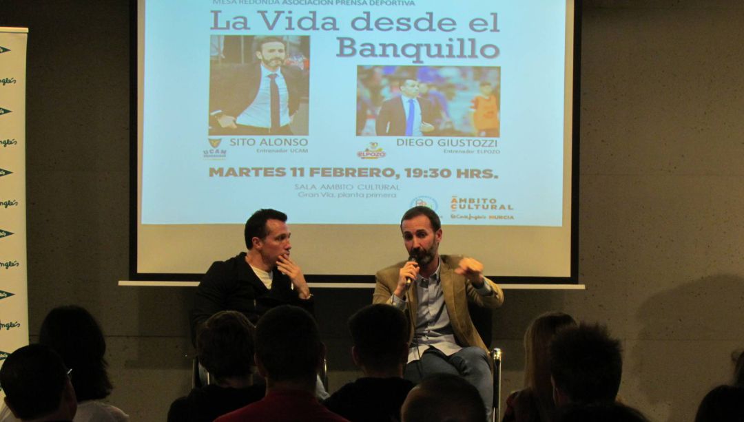 Diego Giustozzi y Sito Alonso en la mesa redonda 'La vida desde el banquillo' Diego Giustozzi y Sito Alonso en la mesa redonda 'La vida desde el banquillo'