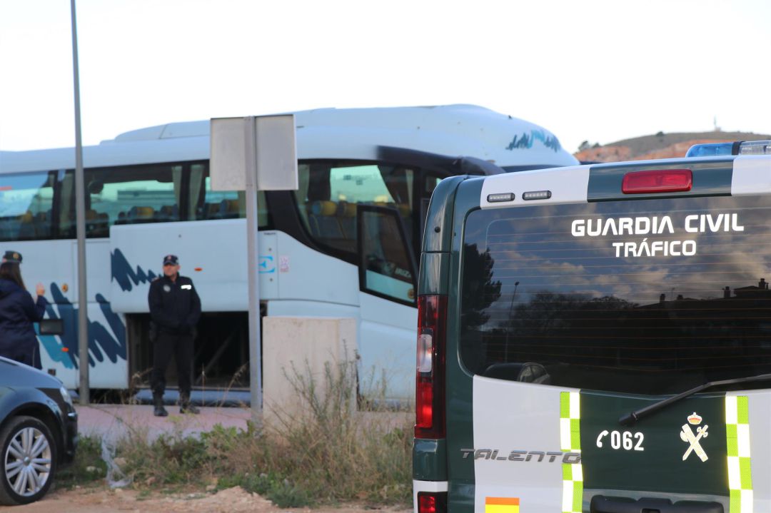 La Guardia Civil de Tráfico controla un autobús La Guardia Civil de Tráfico controla un autobús