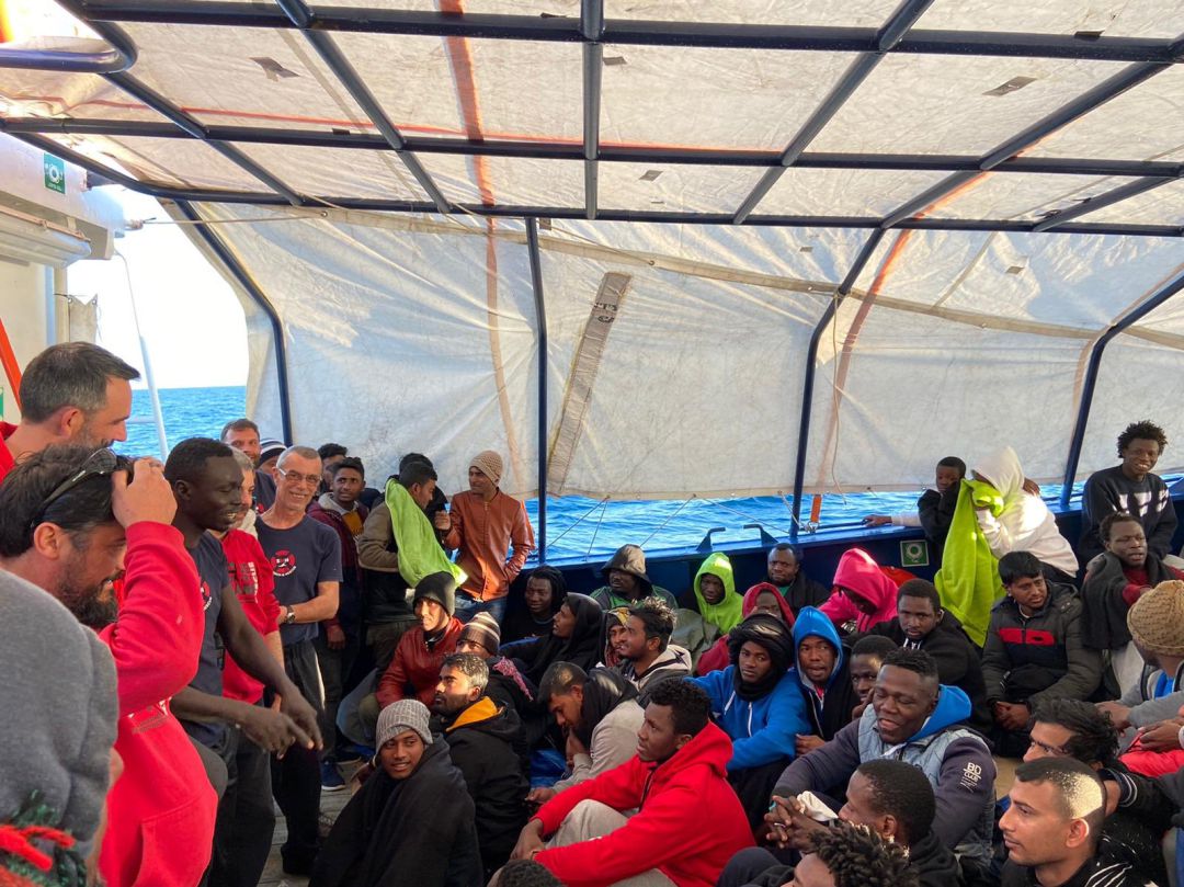 La tripulación del Aita Mari explica a los migrantes rescatados que ya tienen un puerto asignado para desembarcar. La tripulación del Aita Mari explica a los migrantes rescatados que ya tienen un puerto asignado para desembarcar.