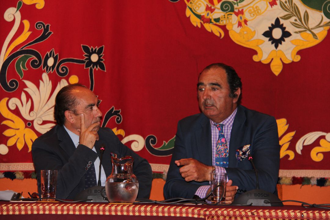 Imagen de archivo de una de las Lecciones Magistrales del Aula taurina de Sevilla, protagonizada en este caso por el ganadero Leopoldo de la Maza Imagen de archivo de una de las Lecciones Magistrales del Aula taurina de Sevilla, protagonizada en este caso por el ganadero Leopoldo de la Maza
