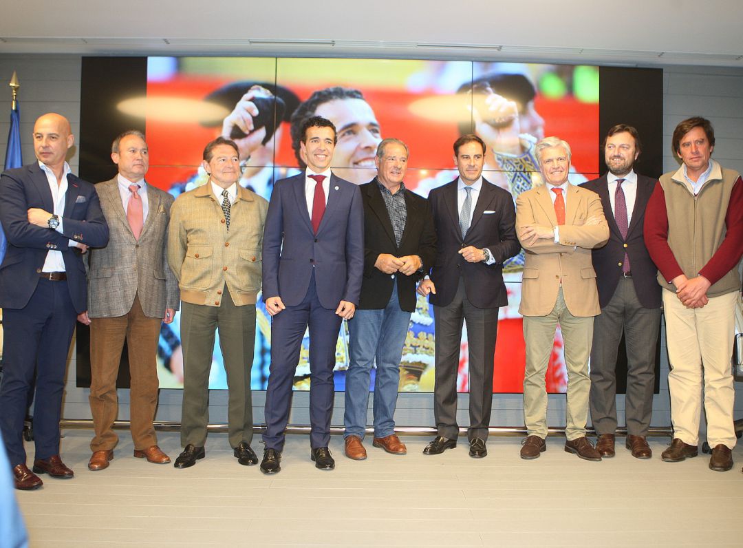 De izquierda a derecha, Joaquín Díaz 'Cuqui de Utrera', Antonio Sánchez Puerto, Pepe Luis Segura, Víctor Puerto, Paco Ojeda, Miguel Báez 'Litri', Juan Antonio Ruiz 'Espartaco', Raúl Gracia 'El Tato' y Eduardo Dávila Miura De izquierda a derecha, Joaquín Díaz 'Cuqui de Utrera', Antonio Sánchez Puerto, Pepe Luis Segura, Víctor Puerto, Paco Ojeda, Miguel Báez 'Litri', Juan Antonio Ruiz 'Espartaco', Raúl Gracia 'El Tato' y Eduardo Dávila Miura