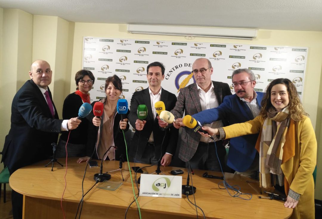 De izda a dcha: David Santos (Cope), Noelia Muñoz (RNE), Pilar Mariscal (Canal Sur), Florencio Torres(Onda Cero), Manuel Palomo (Radio Jaén), Manuel Expósito (Multimedia) y Sonia Padilla (Radio Linares). De izda a dcha: David Santos (Cope), Noelia Muñoz (RNE), Pilar Mariscal (Canal Sur), Florencio Torres(Onda Cero), Manuel Palomo (Radio Jaén), Manuel Expósito (Multimedia) y Sonia Padilla (Radio Linares).