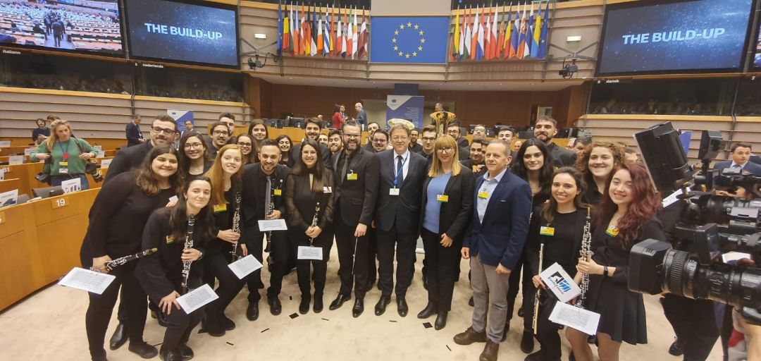 El president de la Generalitat, Ximo Puig junto a la Joven Banda Sinfónica de la FVSMCV en el Comité de las Regiones, Bruselas El president de la Generalitat, Ximo Puig junto a la Joven Banda Sinfónica de la FVSMCV en el Comité de las Regiones, Bruselas