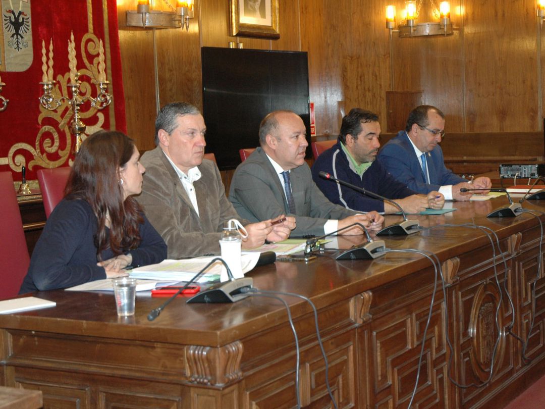 Reunión en la institución provincial sobre el nuevo servicio de recogida de residuos Reunión en la institución provincial sobre el nuevo servicio de recogida de residuos