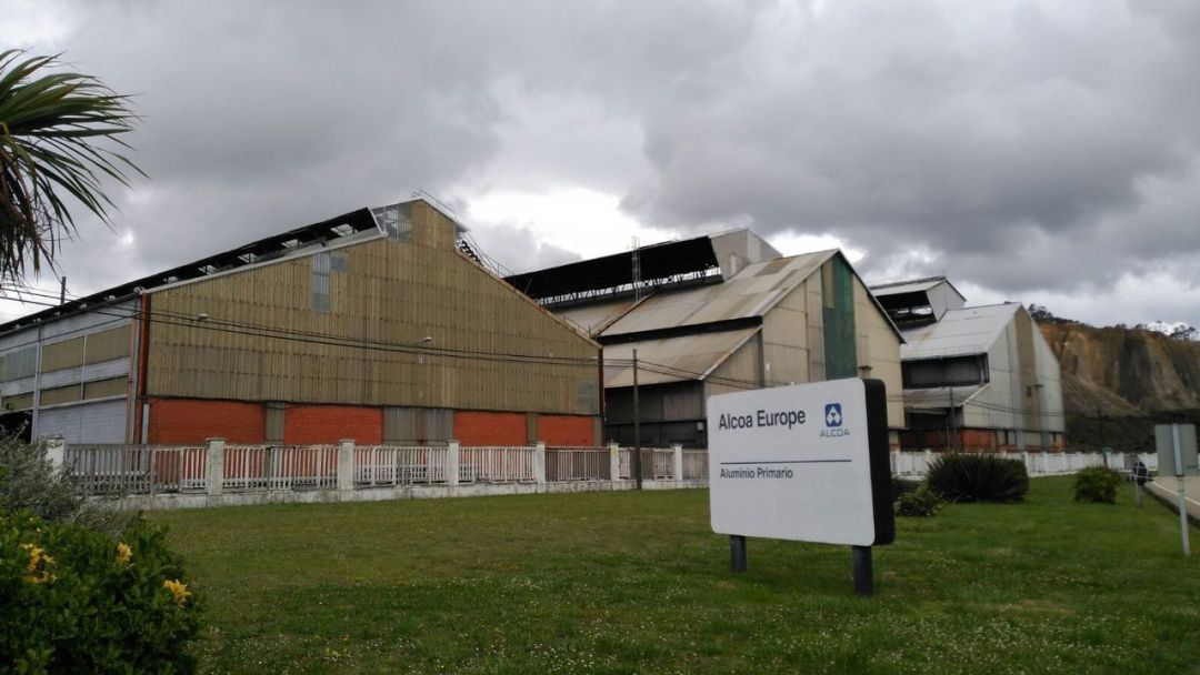 Exterior de la planta de Alu Ibérica-antigua Alcoa-en San Balandrán. Exterior de la planta de Alu Ibérica-antigua Alcoa-en San Balandrán.