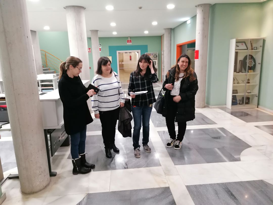 La concejala Laura Tuero, segunda por la derecha, junto a representantes de las AMPAS en dependencias municipales. La concejala Laura Tuero, segunda por la derecha, junto a representantes de las AMPAS en dependencias municipales.