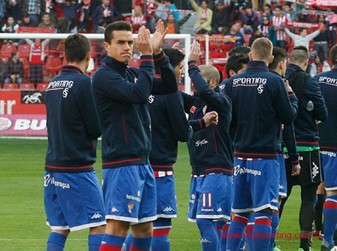 Futbolistas del Sporting saludan desde el terreno de juego antes de un partido de 2014 Futbolistas del Sporting saludan desde el terreno de juego antes de un partido de 2014