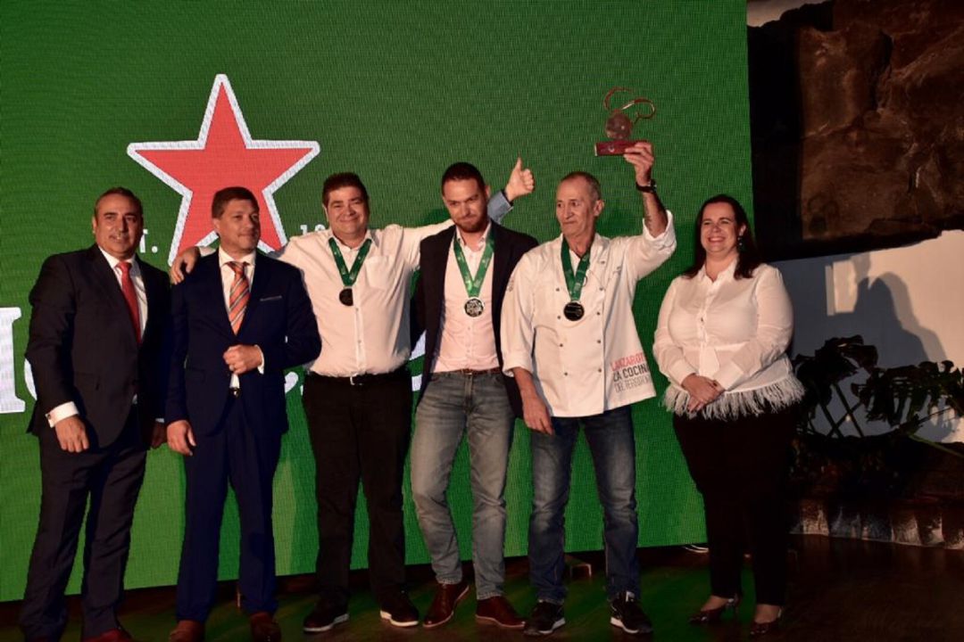 Los responsables de El Risco, de Famara, reciben el premio como mejor restaurante de Canarias de manos del consejero de Turismo y Promoción Económica del Cabildo de Lanzarote, Ángel Vázquez, el director de Qué Bueno Canarias, Christian Pérez Miranda, y la directora de Marketing & Estrategia de Insular Canarias de Bebidas (INCABE), Virginia Ladislao. Los responsables de El Risco, de Famara, reciben el premio como mejor restaurante de Canarias de manos del consejero de Turismo y Promoción Económica del Cabildo de Lanzarote, Ángel Vázquez, el director de Qué Bueno Canarias, Christian Pérez Miranda, y la directora de Marketing & Estrategia de Insular Canarias de Bebidas (INCABE), Virginia Ladislao.