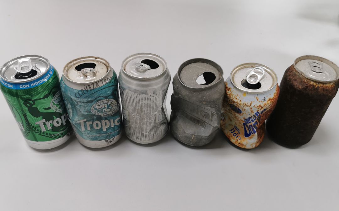 Algunas de las latas recogidas en el Archipiélago Chinijo por José Goñi en su proyecto Papacria Algunas de las latas recogidas en el Archipiélago Chinijo por José Goñi en su proyecto Papacria