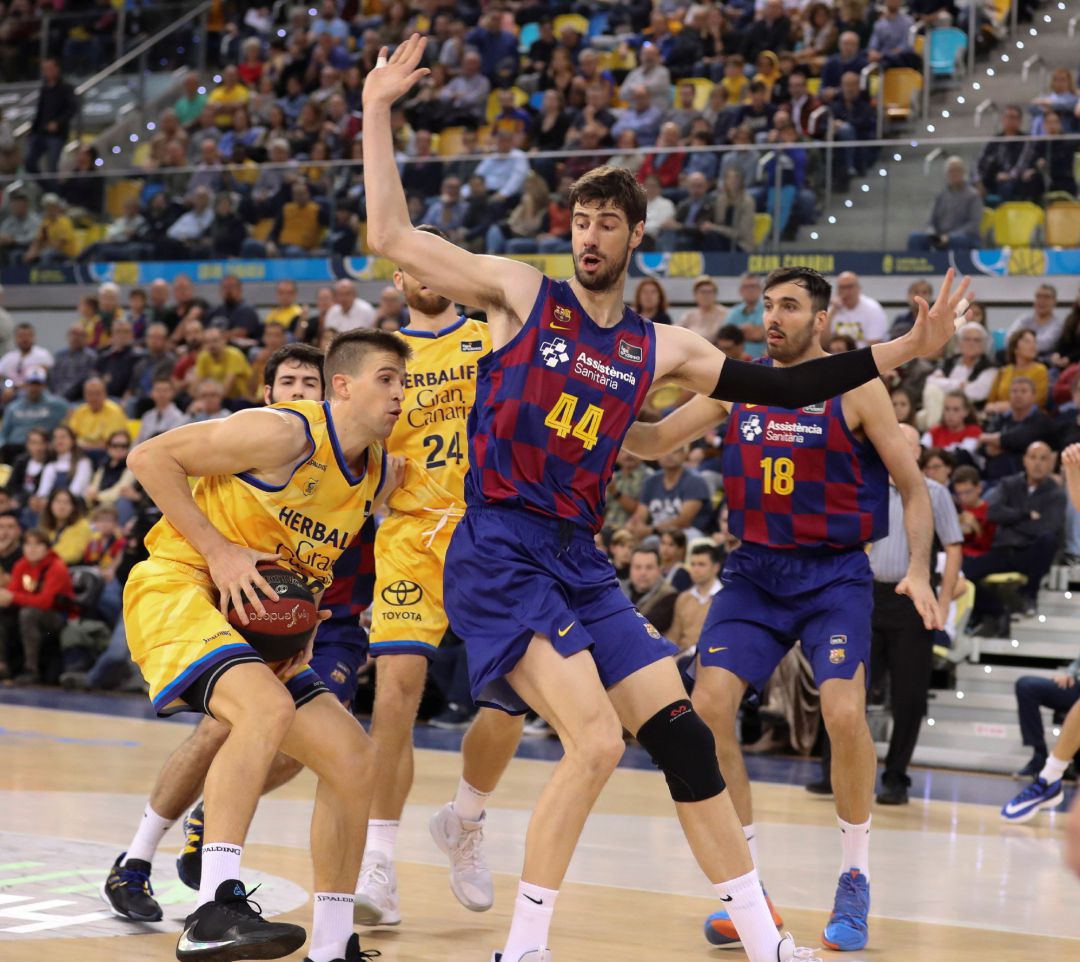 El jugador del Barcelona Ante Tomic y el del Herbalife Gran Canaria Xavi Rabaseda durante el partido de la liga ACB que ambos equipos disputaron este domingo en el Gran Canaria Arena, en Las Palmas de Gran Canaria. El jugador del Barcelona Ante Tomic y el del Herbalife Gran Canaria Xavi Rabaseda durante el partido de la liga ACB que ambos equipos disputaron este domingo en el Gran Canaria Arena, en Las Palmas de Gran Canaria.