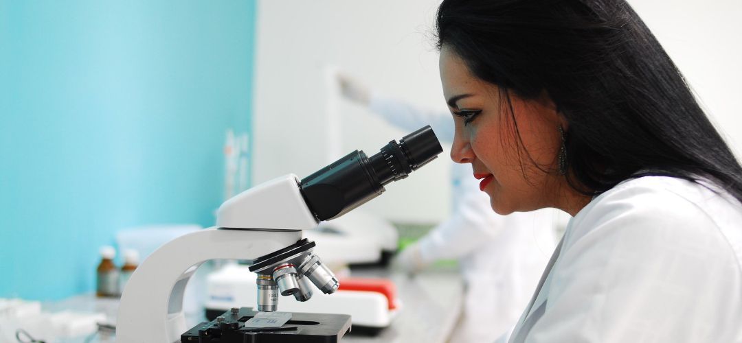 Mujer con microscopio Mujer con microscopio