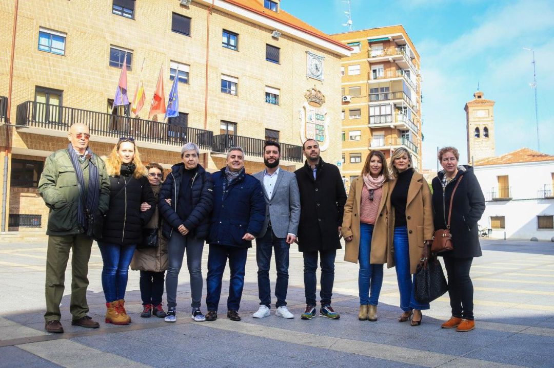 El portavoz de Ciudadanos en la Asamblea de Madrid, César Zafra, junto a los miembros de Ciudadanos en Móstoles en la plaza de España de Móstoles El portavoz de Ciudadanos en la Asamblea de Madrid, César Zafra, junto a los miembros de Ciudadanos en Móstoles en la plaza de España de Móstoles