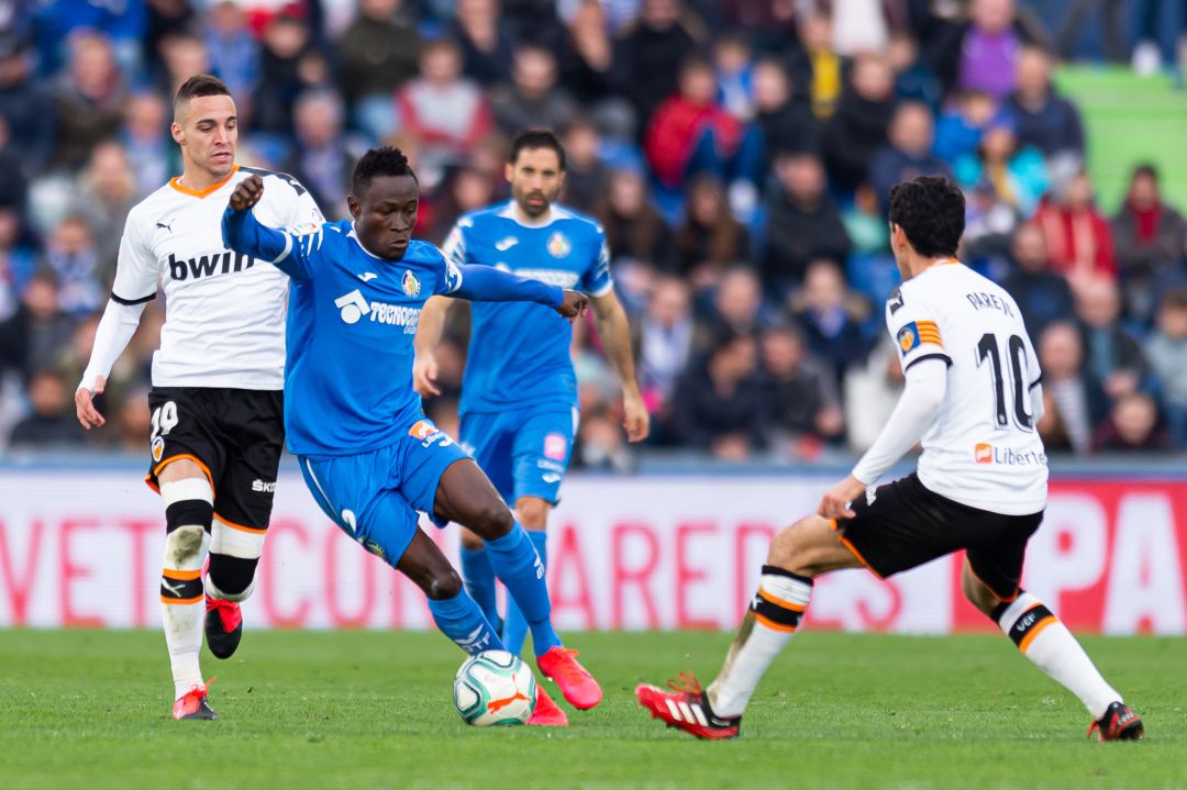 El jugador del Getafe CF Djené intenta sortear a Dani Parejo tras deshacerse de Rodrigo Moreno, (ambos del Valencia CF) en el partido del pasado sábado en el Coliseum El jugador del Getafe CF Djené intenta sortear a Dani Parejo tras deshacerse de Rodrigo Moreno, (ambos del Valencia CF) en el partido del pasado sábado en el Coliseum