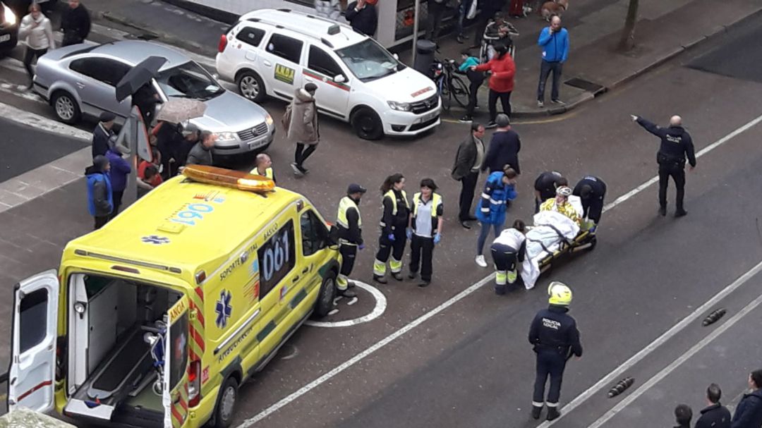 Uno de los ciclistas atropellados es trasladado en camilla. Uno de los ciclistas atropellados es trasladado en camilla.