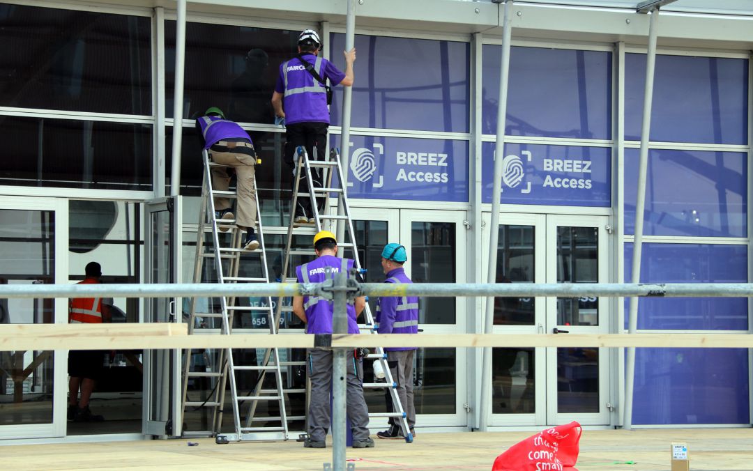 Operarios montando la entrada del MWC 2020. Operarios montando la entrada del MWC 2020.