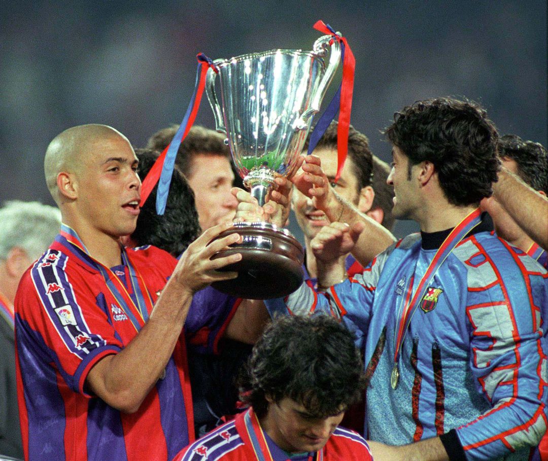 Ronaldo Nazario celebrando un título con el Barça Ronaldo Nazario celebrando un título con el Barça