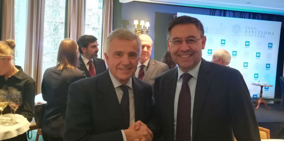 Juan Antonio Samaranch estrecha la mano a Josep María Bartomeu Juan Antonio Samaranch estrecha la mano a Josep María Bartomeu