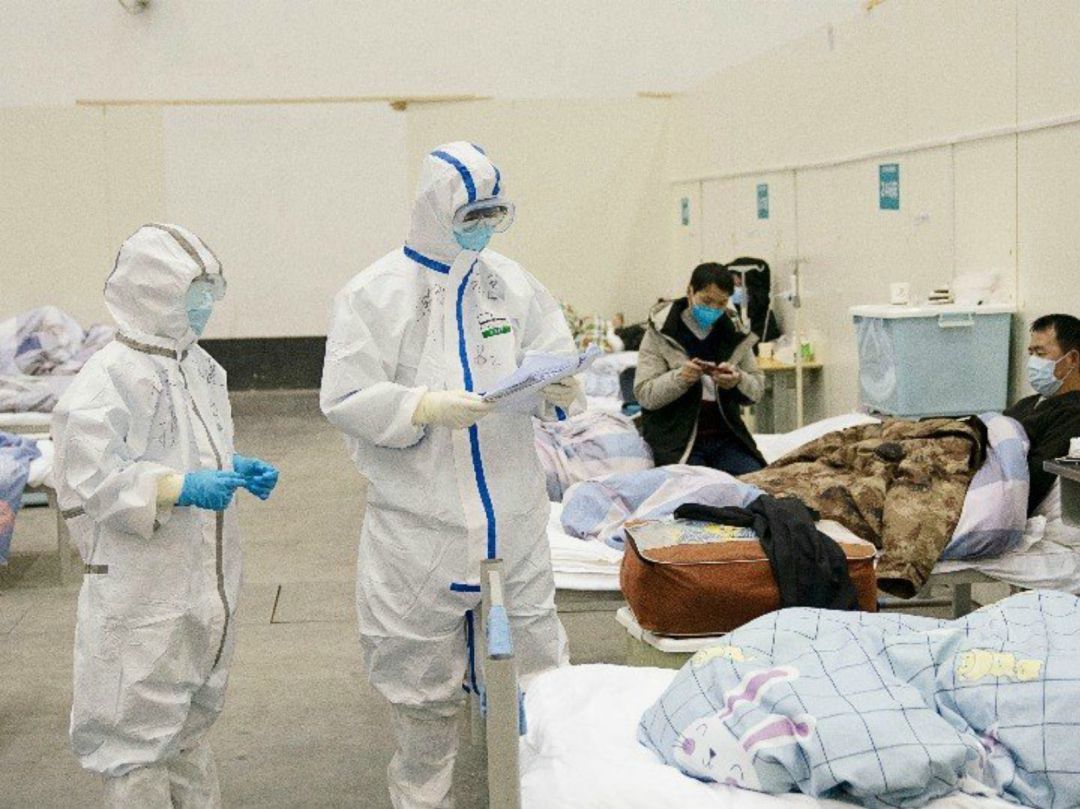 El personal médico verifica el estado de un paciente en un hospital temporal convertido de 'Wuhan Livingroom' en Wuhan, provincia de Hubei, en el centro de China. El personal médico verifica el estado de un paciente en un hospital temporal convertido de 'Wuhan Livingroom' en Wuhan, provincia de Hubei, en el centro de China.