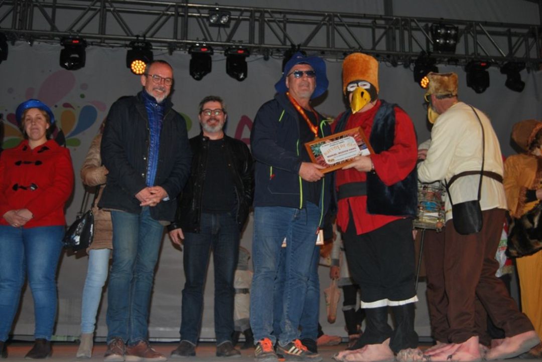 Un integrante de 'Los Juanes' dando un premio en el Carnaval 2019 Un integrante de 'Los Juanes' dando un premio en el Carnaval 2019