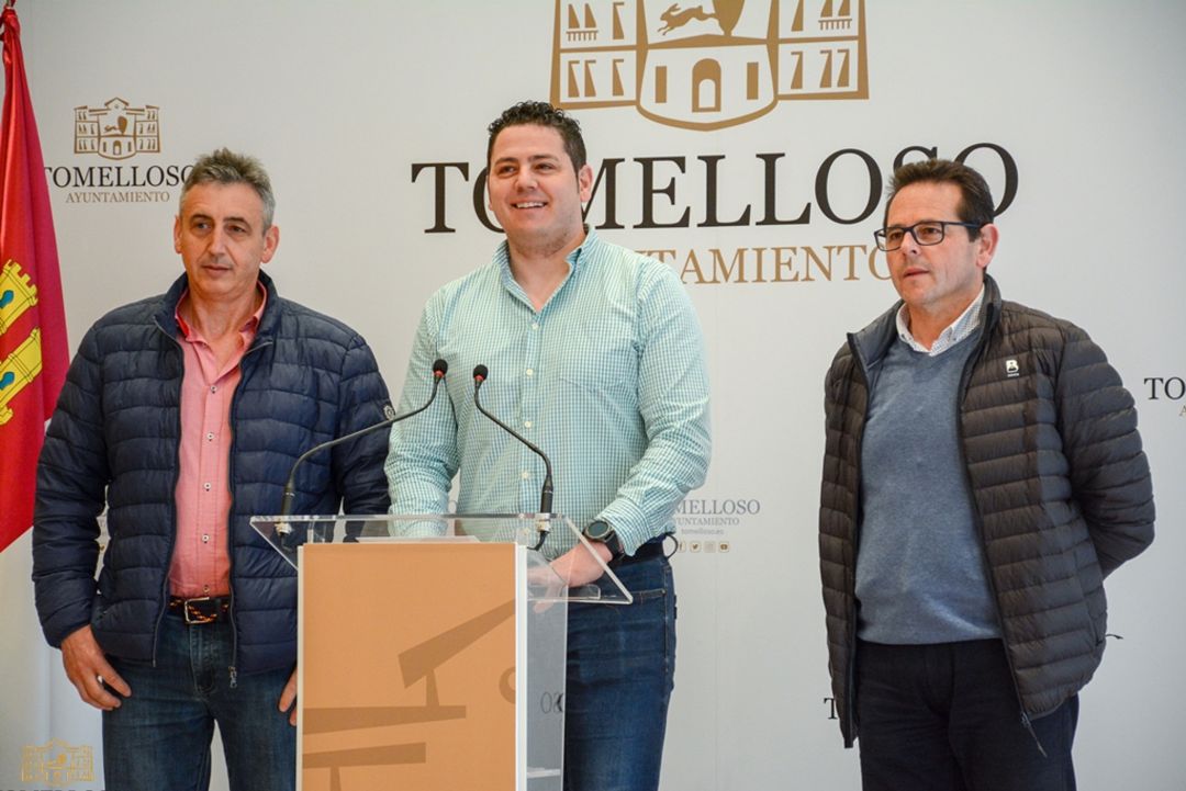 El portavoz, Iván Rodrigo, junto a Ángel Marta y Pedro Treviño, representantes de las autoescuelas tomelloseras El portavoz, Iván Rodrigo, junto a Ángel Marta y Pedro Treviño, representantes de las autoescuelas tomelloseras