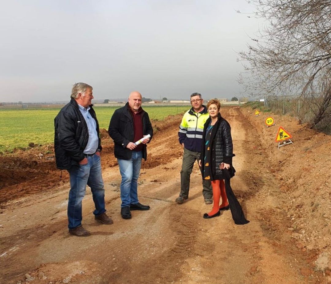 La alcaldesa de San Clemente, Charo Sevillano, supervisando las obras La alcaldesa de San Clemente, Charo Sevillano, supervisando las obras