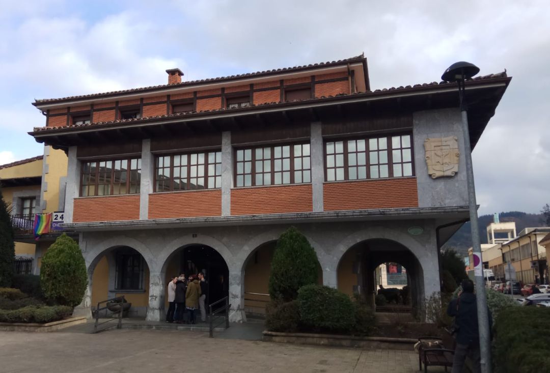 Los familiares de los dos desaparecidos en el derrumbe del vertedero de Zaldibar reunidos con el lehendakari Iñigo Urkullu Los familiares de los dos desaparecidos en el derrumbe del vertedero de Zaldibar reunidos con el lehendakari Iñigo Urkullu